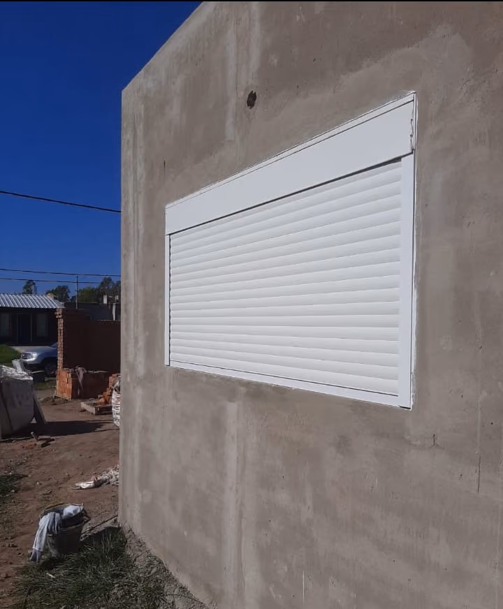 Sistema compacto de aluminio instalado en una casa en obra