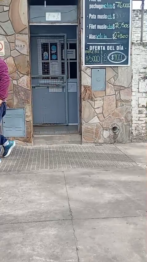 Comercio de Rosario con su cortina con sistema a resorte