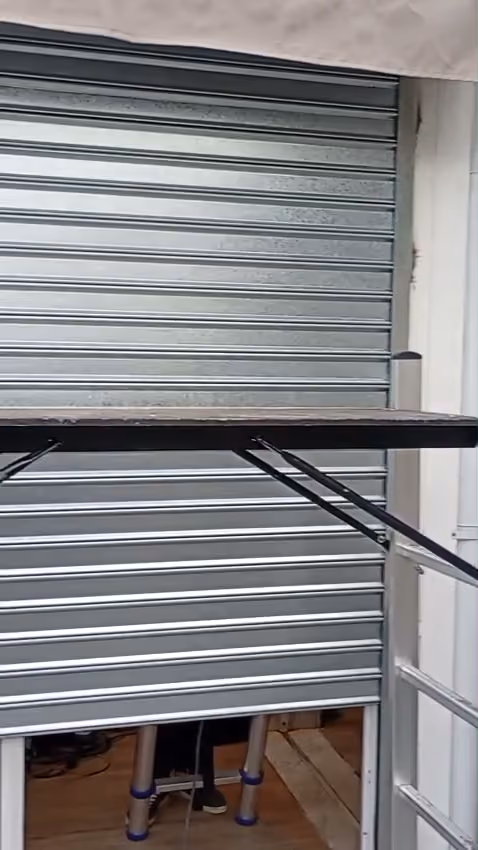 Cortina metálica con su estructura, durante el trabajo