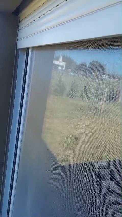 Persiana de enrollar con mosquitero instalada en una casa