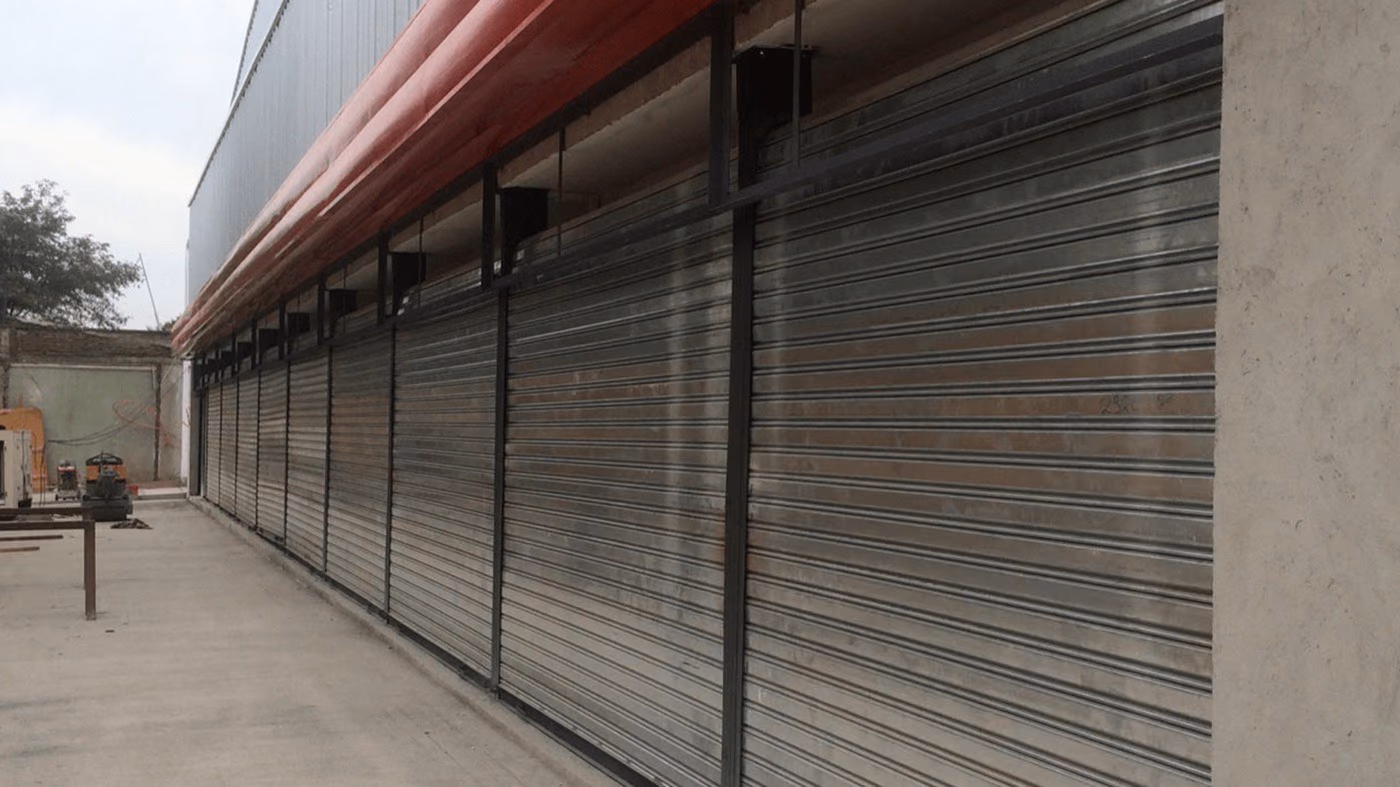 Cortina metálica de un comercio de Rosario