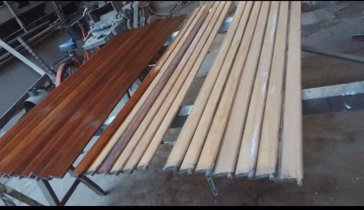 Lamas de madera recién barnizadas en el taller